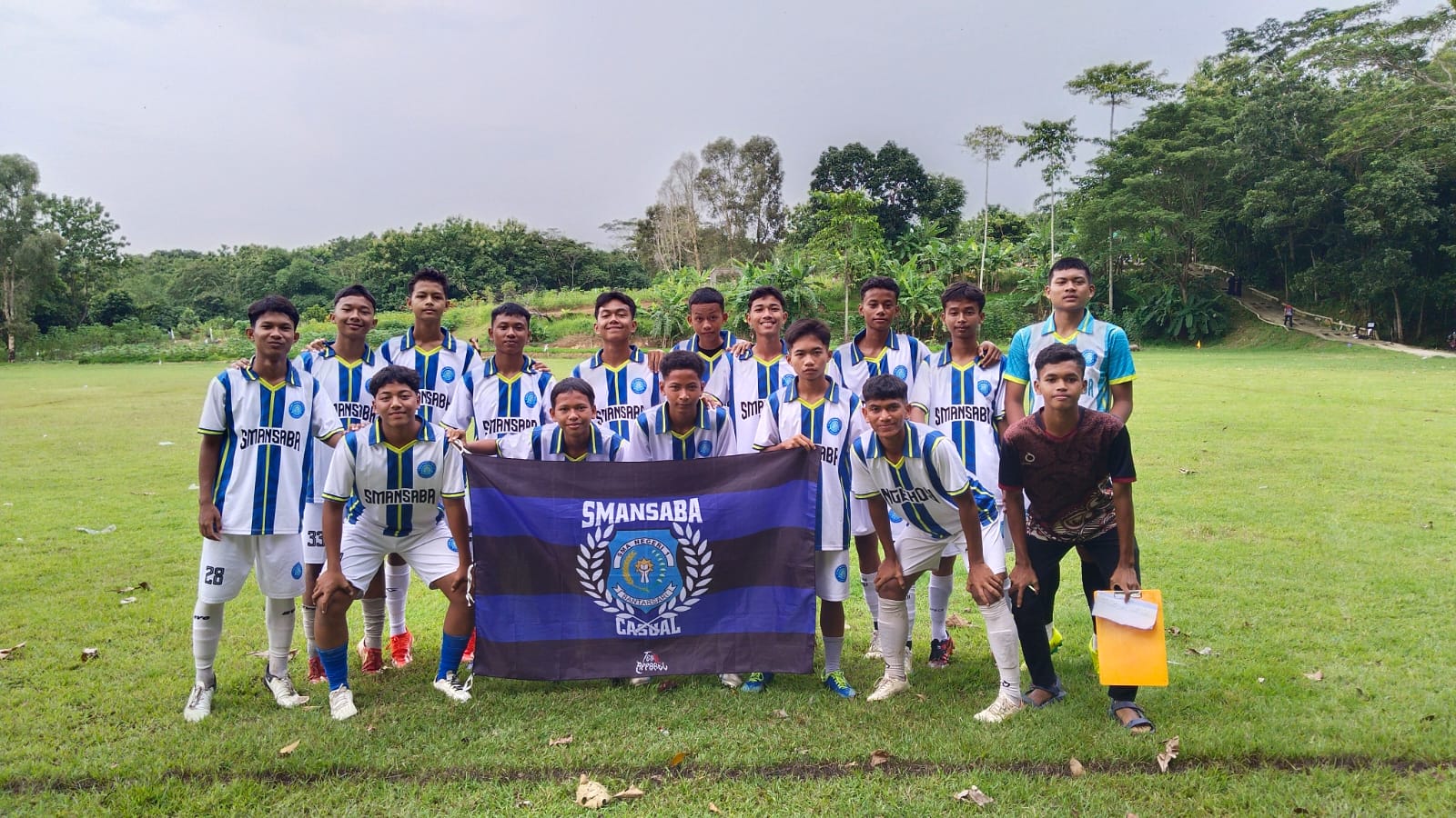 Seragam olahraga sekolah dengan garis-garis merah di bagian lengan